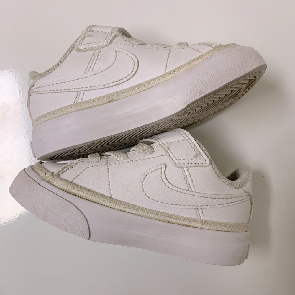 Toddler Nike Tennis Shoe! Velcro Close size 5! Barely worn!